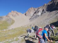 Il Col du Lou visto dal sentiero di salita 