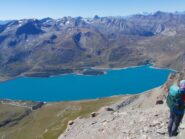 dalla cima una vista panoramica su lago e montagne circostanti 