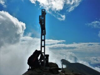 In cima, al di fuori delle nebbie