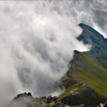 Il vento da SW argina le nebbie relegandole in val Po