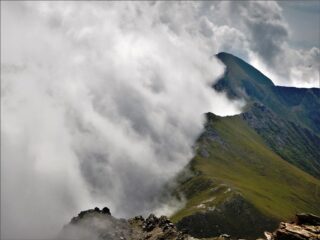 Il vento da SW argina le nebbie relegandole in val Po