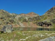 La punta di Laures si staglia oltre il lago.