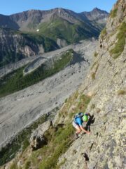 Tratti di bella roccia alternati alle cenge erbose. 