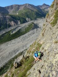 Tratti di bella roccia alternati alle cenge erbose. 