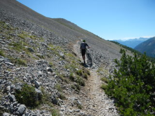 sul lungo sentiero ascendente verso la dorsale sud est dell'Aiguille Rouge