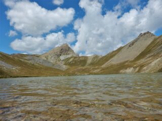 Il lago della Reculaye con la cima omonima al centro e, a dx., l'Aiguille de Barsin.