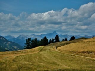 Rientro con sullo sfondo il Pic de Rochebrune.