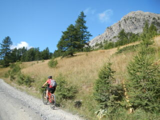 sulla destra la parete rocciosa che sostiene il Forte Janus