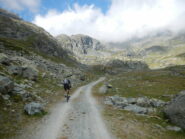 lo sterrato prosegue oltre.....