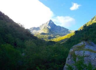 il Frisson  visto dall'inizio del vallone  di salita