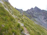 il sentiero che taglia in diagonale il ripido pendio erboso