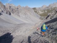 inizio della lunga discesa sulla morena detritica verso il lago Apzoi