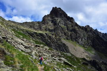 Salendo verso il Col de la Crosatie - Sullo sfondo la Becca Taillà (m 2994)
