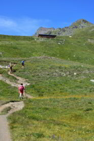 Salendo verso il rifugio Grauson con la Punta di Leppe sullo sfondo