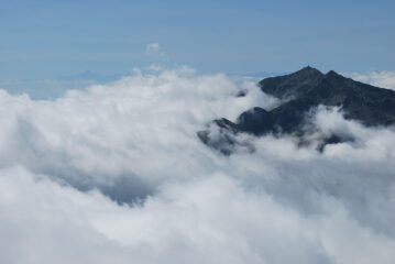 Dalla vetta, Mombarone e Monviso sopra le nuvole
