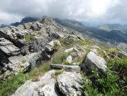 Dalla cima si intravede il Pizzo del Fornale e il Medaro tra le nuvole