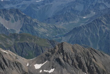 Colle e lago del Gran San Bernardo tele-visti dalla vetta, con Gran Creton in primo piano
