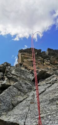 Prima calata, la sosta si vede da sotto già salendo.