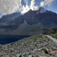 La freccia rossa indica l'attacco e la relativa lingua di neve antistante.