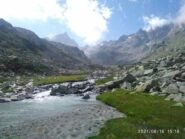 In discesa, nella bellissima zona del lago della Valletta (foto A. Valfrè).