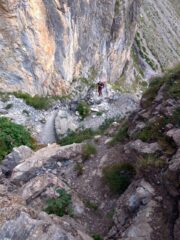 il sentiero militare che sale nella gorgia verso il Rifugio Stroppia
