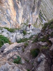 il sentiero militare che sale nella gorgia verso il Rifugio Stroppia