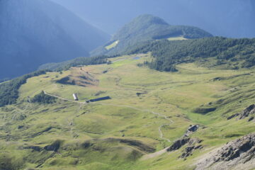 i pascoli di Champillon e a destra il rifugio