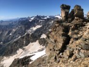 vista del nevato superiore (che ho percorso in salita integralmente) e della costola da risalire, sgombra di neve, che scompare dietro al torrione della foto.