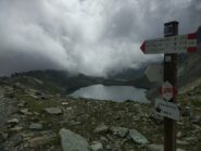 Al bivio, con lago Grande e rifugio Quintino Sella