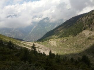 sguardo in basso verso gli alpeggi di Fouillou e Arpisson.