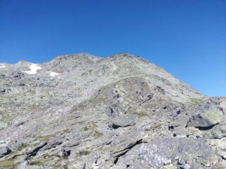 Subito a destra dei nevai, la cima di Bard. Nella 