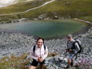 Magali e Andrea in salita sopra il laghetto della Meja
