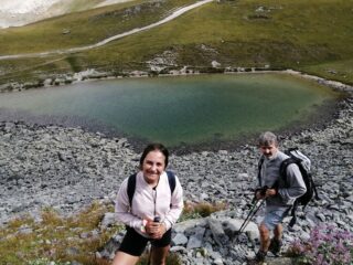 Magali e Andrea in salita sopra il laghetto della Meja
