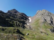 Canalone di salita con, al termine, la nostra meta