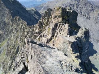 Lo sviluppo della cresta visto poco prima della vetta.