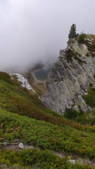 scorcio nebbioso sul lago Tempesta