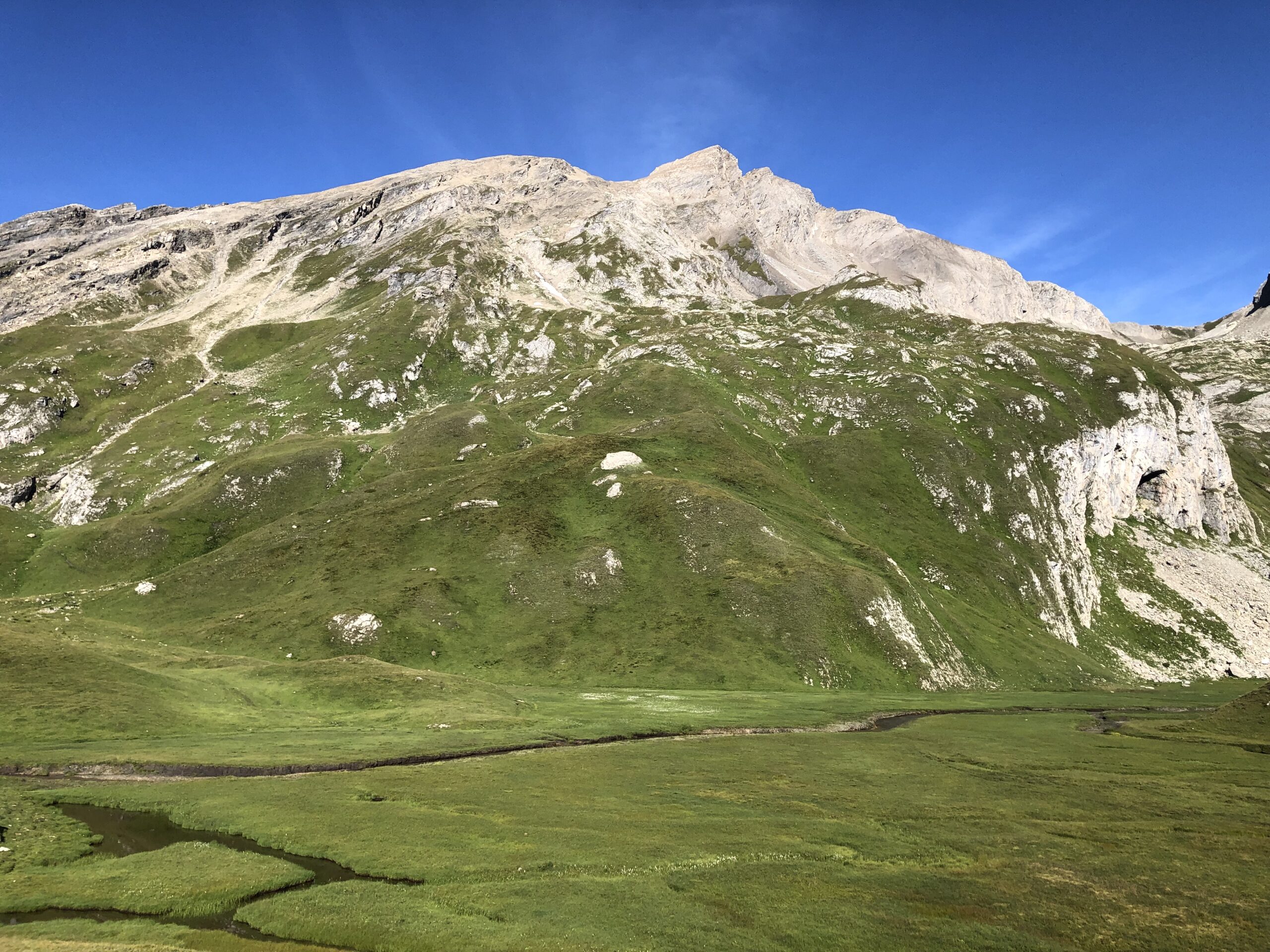 La piana di Bonalex, acquitrinosa. Ho cercato di tenermi sulla sinistra, in modo da evitarla per la maggior parte e per arrivare all'attacco del sentiero come da indicazioni dei precedenti salitori.