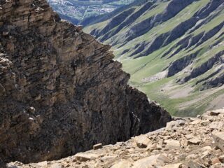 Occhio che tutta la montagna è verticale sul versante opposto!