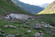 Il nevaio residuo sul torrente prima di iniziare la salita per Bonalex.