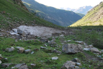Il nevaio residuo sul torrente prima di iniziare la salita per Bonalex.