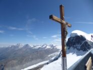 La croce sulla terrazza in vetta al Piccolo Cervino.