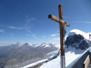 La croce sulla terrazza in vetta al Piccolo Cervino.