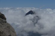 La Sulè spunta sopra le nuvole