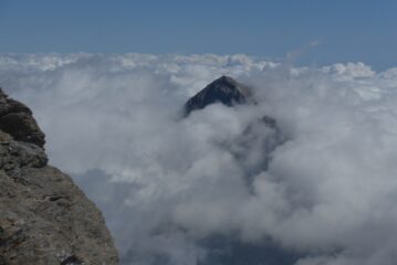 La Sulè spunta sopra le nuvole