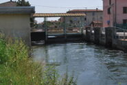 Le porte (a dx) sulla Roggia Mora a Fara N.se dove si diparte il condotto che alimenta il partitore che dà origine alle Rogge Biraga e Busca
