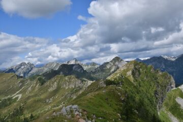 Sassone, a destra, visto dal Formalone