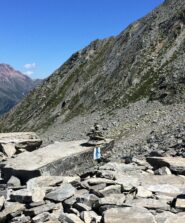 oltre l'ometto l'esile traccia di salita