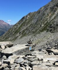 oltre l'ometto l'esile traccia di salita