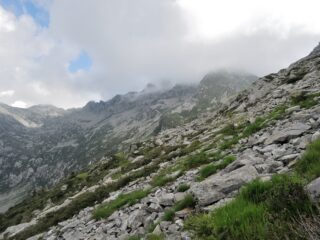 Verso la Bocchetta di Ragozzo con le cime nelle nuvole