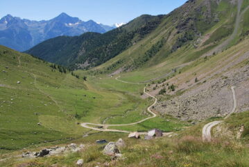 Vista della Comba Deche scendendo, con l’alpe di La Seyvaz, la sterrata per Fonteil e, a sinistra, il sentiero 5 per il Col Collet e Becca d’Aveille